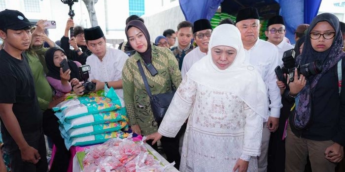 ratusan-warga-serbu-pasar-murah-yang-digelar-gubernur-khofifah-jelang-ramadhan-di-surabaya