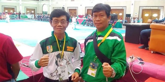 Pelatih Karate Budi Heriyanto bersama Ketua KONI Tuban Mirza Ali Mansyur.