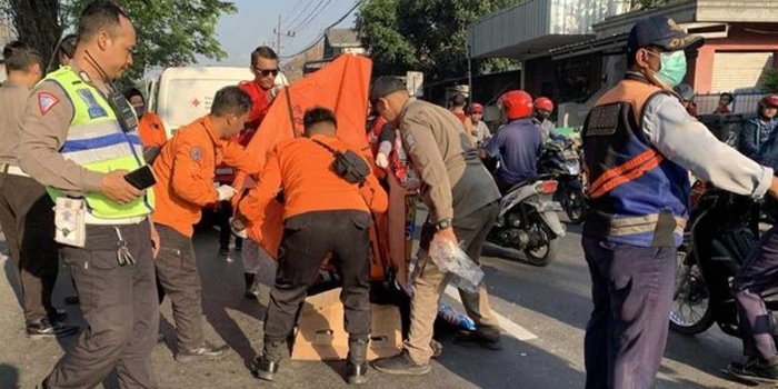 Proses evakuasi pria yang terlibat kecelakaan di Raya Mastrip, Surabaya. Foto: Dok. Command Center 112 Surabaya.