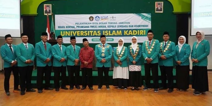 Rektor Uniska Kediri, Bambang Yulianto foto bersama jajaran usai pelantikan. Foto: Ist.