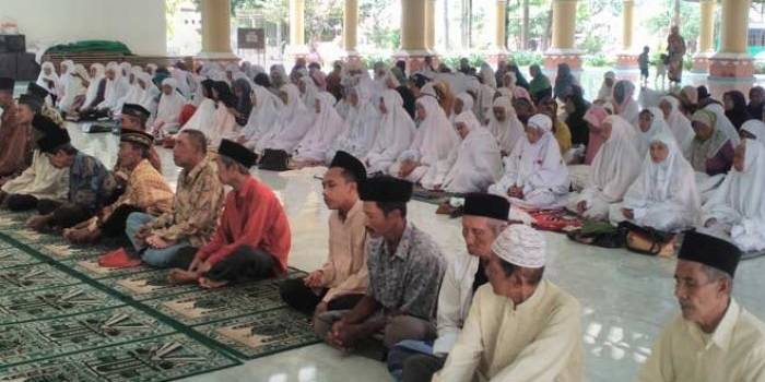 Ratusan warga melaksanakan istighosah sebelum penerimaan santunan dari LSPT di Masjid Ulul Albab Tebuireng, Senin (10/10). foto: ROMZA/ BANGSAONLINE