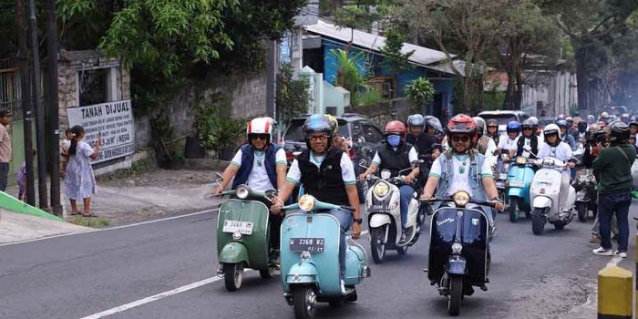 wali-kota-batu-dan-wawali-ikuti-kirab-obor-porprov-ix-jatim-bersama-komunitas-vespa