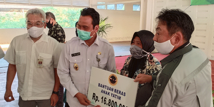 Tatsuya Inoue bersama Moh Qosim ketika menyerahkan CSR. foto: SYUHUD/ BANGSAONLINE