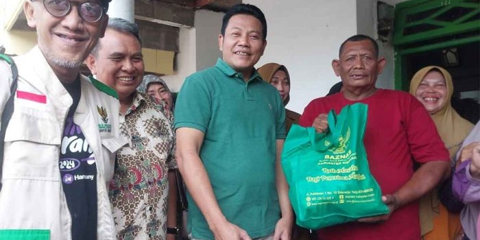 Plt Bupati Sidoarjo saat memberi bantuan untuk warga yang membutuhkan.