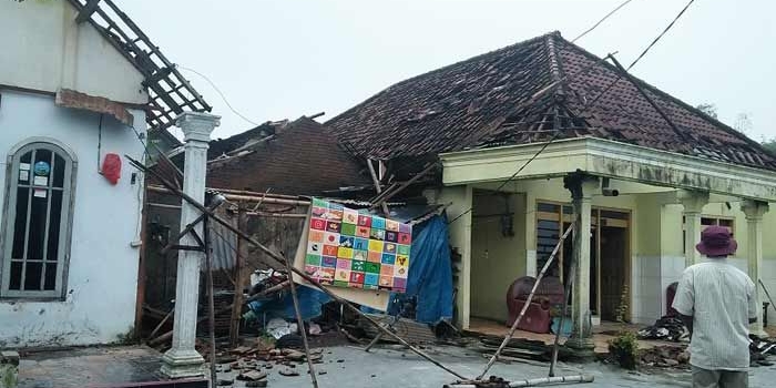 Rumah warga yang menjadi korban angin kencang. Foto: Rony Suhartomo/ bangsaonline.com 