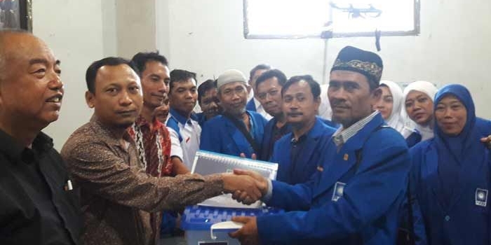 Khamsun, Ketua DPD PAN Gresik saat menyerahkan berkas keanggotaan ke KPUD. foto: SYUHUD/ BANGSAONLINE