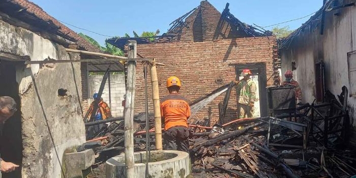 rumah-nenek-di-jombang-ludes-terbakar-api-diduga-berasal-dari-kompor