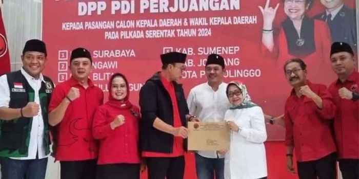 Mundjidah Wahab dan Sumrambah saat terima SK rekom di Kantor DPD PDIP Jatim.