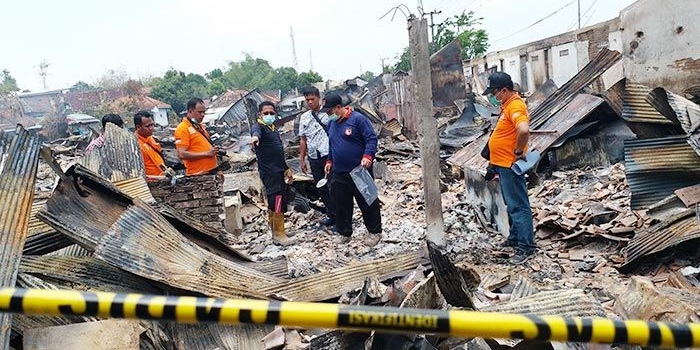 Puslabfor Mabes Polri Cabang Polda Jatim melakukan investigasi di Pasar Tanah Merah yang didampingi dari Inafis Bangkalan dan Kasatreskrim AKP David Manurung.