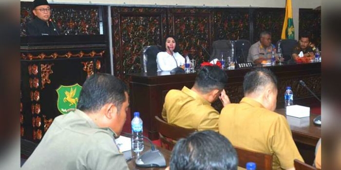 Bupati Sumenep, Dr. KH. A. Busyro Karim saat membuka Bimtek PPNS dan Calon PPNS Kabupaten Sumenep tahun 2019, di Kantor Bupati, Senin (04/11/2019).