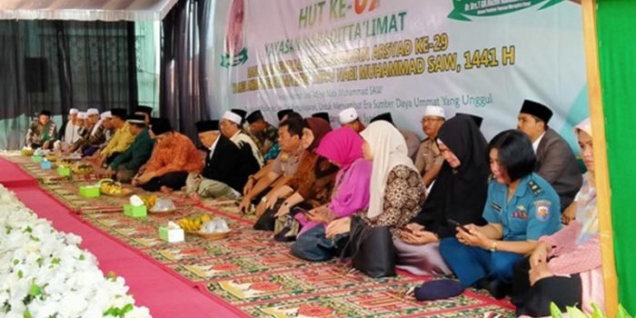 Para tuan guru, kiai, ulama, pejabat dan tokoh masyarakat pada acara HUT ke-69 Yayasan Maraqitta’limat di Mumben Lauk Lombok Barat NTB, Sabtu (14/3/2020). foto: bangsaonline.com