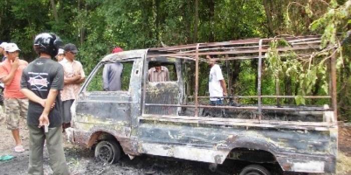 bangkai pikap yang menjadi tontonan warga. foto:hadi/BANGSAONLINE