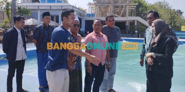 kuasa hukum dan keluarga korban saat berada di Sampang Waterpark. Foto: MUTAMMIM/BANGSAONLINE