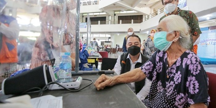 Wali Kota Eri saat menyapa lansia peserta vaksinasi, didamping Rektor ITS Mochamad Ashari.
