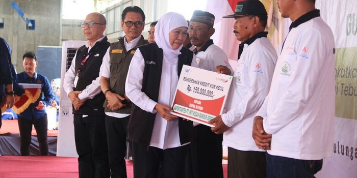 Gubernur Khofifah saat menyerahkan realisasi kredit, retail, dan KUR, secara simbolis.