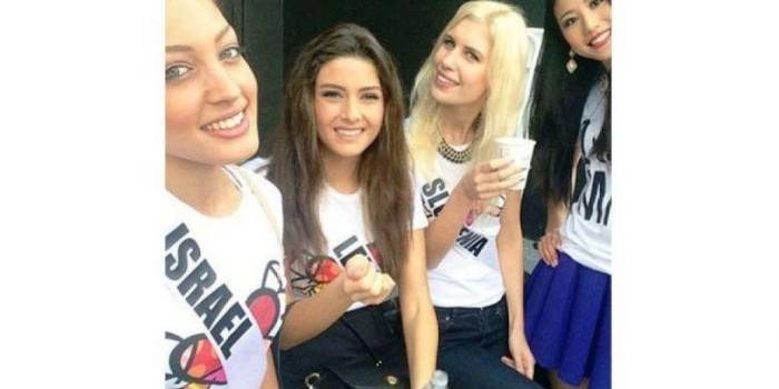 Finalis miss universe 2014 dari Libanon saat selfie bersama finalis dari Israel. foto: detik.com 