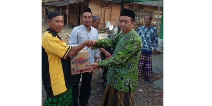 Anggota DPRD Tuban asal PKB saat memberikan bantuan kepada korban kebkaran di Desa Kaligede, Kecamatan Senori, Tuban. foto: suwandi/BANGSAONLINE