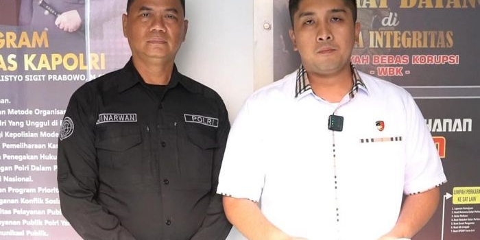 Kasatreskrim Polres Mojokerto Kota, AKP Mangara Panjaitan (kanan) didampingi Kasihumas Polres Mojokerto Ipda Jinarwan saat memberikan keterangan.