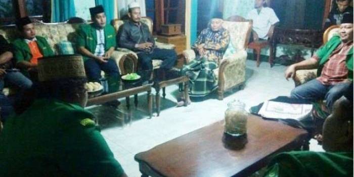 Pengurus Ansor Jombang saat minta penjelasan Ketua PCNU Jombang KH Isrofil Amar. Foto: lensaindonesia