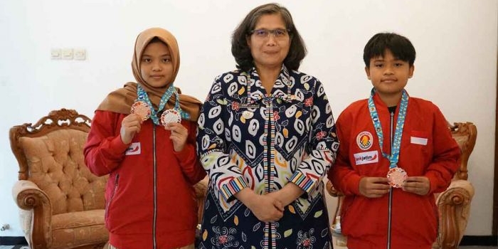 pj-wali-kota-kediri-apresiasi-prestasi-atlet-catur-peraih-medali-kejuaraan-internasional-di-malaysia