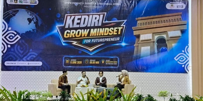Para narasumber saat menyampaikan materi dipandu moderator. Foto: Muji Harjita/BANGSAONLINE
