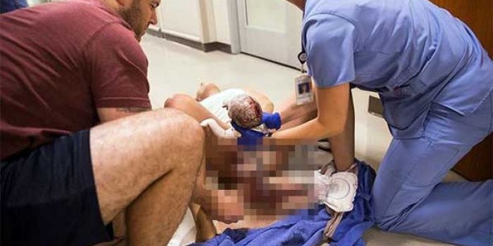Sang suami ikut membantu persalinan. foto: mirror.co.uk