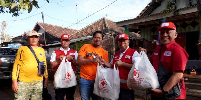 PMI Pasuruan saat menyalurkan bantuan kepada warga terdampak banjir