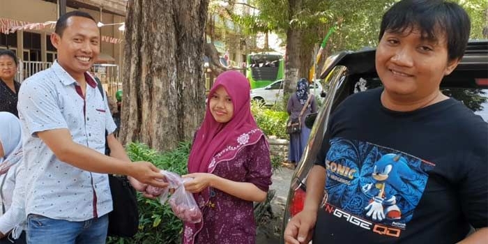 Sekretaris KWG, M. Syuhud Almanfaluty saat membagikan hewan kurban kepada warga sekitar yang membutuhkan. foto: ist