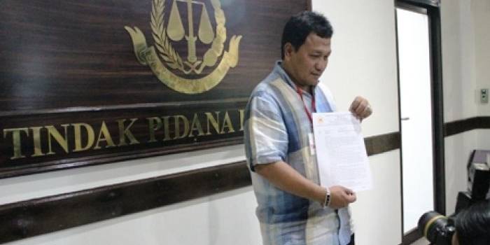 ?Yusuf Husni menunjukkan surat klarifikasi dari KONI. foto:nur faishal/BANGSAONLINE