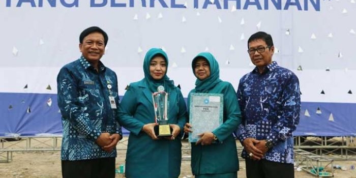 Bupati Sambari HR dan Sekda Djoko Sulistio Hadi bersama istri masing-masing saat menerima penghargaan. foto: SYUHUD/ BANGSAONLINE