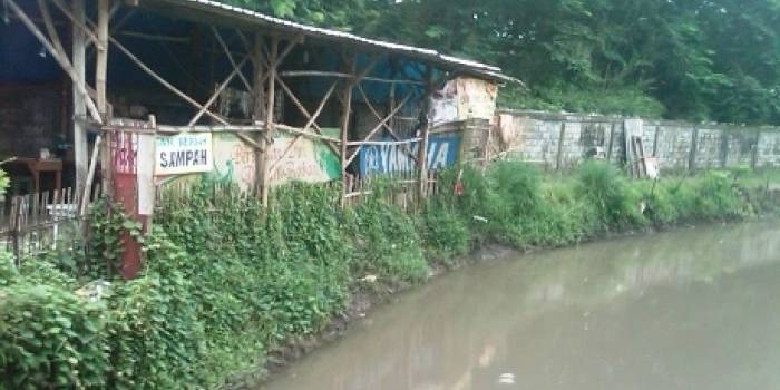 Bangunan liar yang berdiri dipinggir sungai Perumtas II Tanggulangin. (Agus HP/BangsaOnline.com)