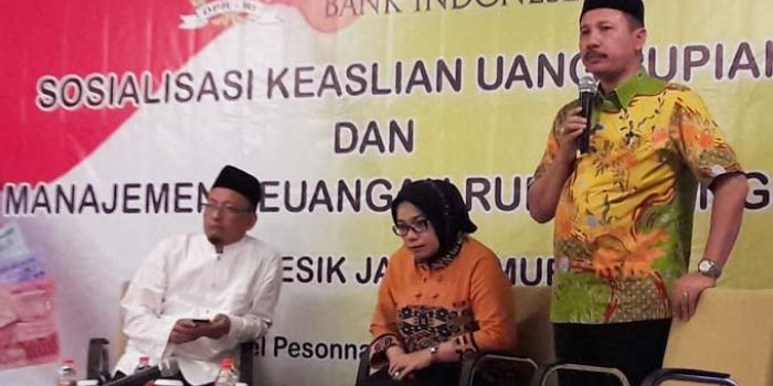 Ahmad Nurhamim, Eni Maulani dan Nur Purnamasidi saat menyosialisasikan cara membedakan uang asli dan palsu. foto: SYUHUD/ BANGSAONLINE