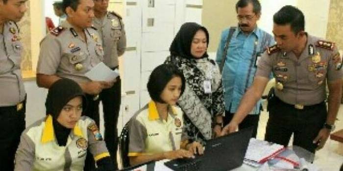 INOVATIF: Kapolresta Sidoarjo AKBP Muh Anwar Nasir menunjukkan layanan SKCK Online kepada Deputi Pelayanan Publik Kementerian PAN-RB Diah Natalisa, di Mapolresta Sidoarjo, Kamis (6/10) lalu. foto: istimewa