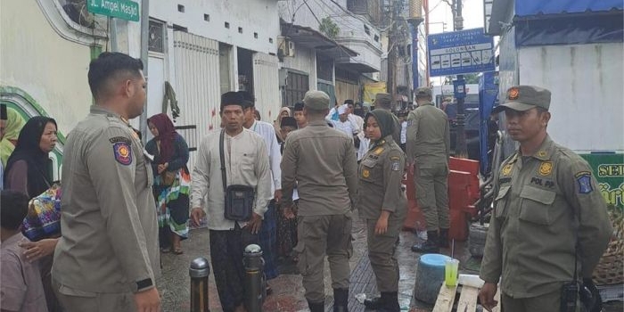 Satpol PP melakukan penebalan personel dan pengamanan di sejumlah titik rawan. Foto: Hms
