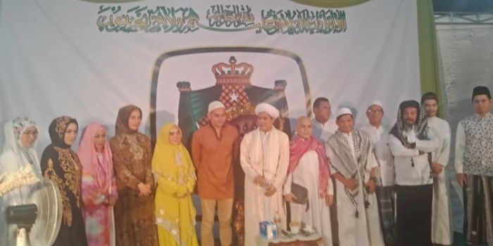 Gus Anom bersama para artis ibu kota yang ikut dalam dzikir dan salawat bersama majelis ta