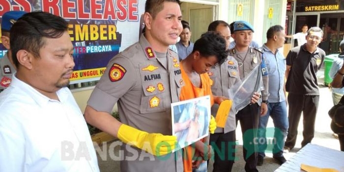Kapolres Jember AKBP Alfian Nurrizal menghadirkan tersangka pembacokan dan menunjukkan foto korban saat rilis di mapolres.