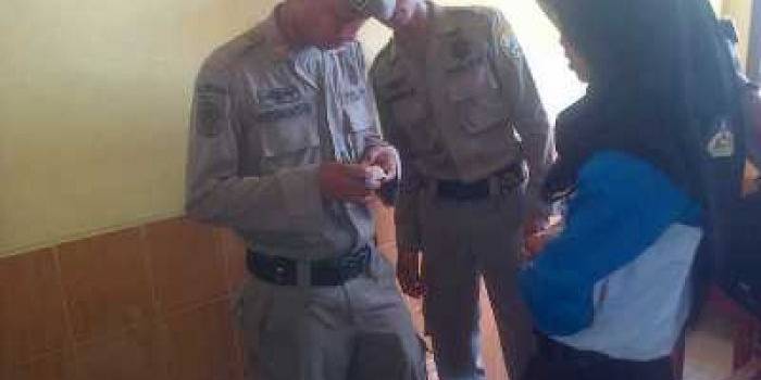 Petugas Pol PP saat merazia ponsel siswa di Sampang. Foto: Junaidi Jufa/Bangsa Online