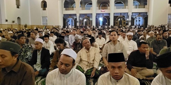 Jemaah tarawih pertama di Masjid Nasional Al-Akbar Surabaya, Senin (11/3/2024). Foto: M Mas