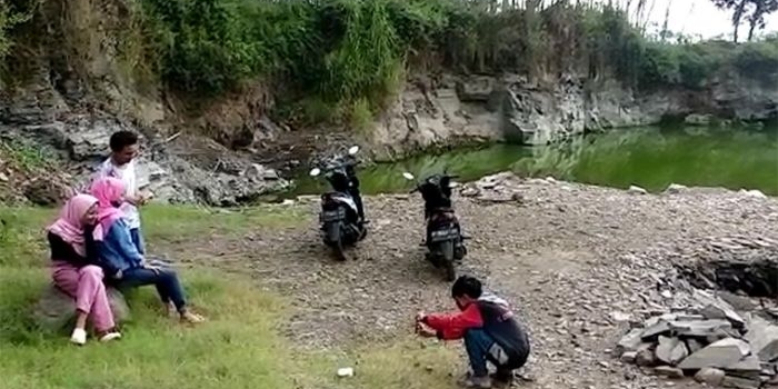Bekas galian tambang batu yang kini jadi danau mendadak viral di kalangan pemuda Kalisat, Jember.