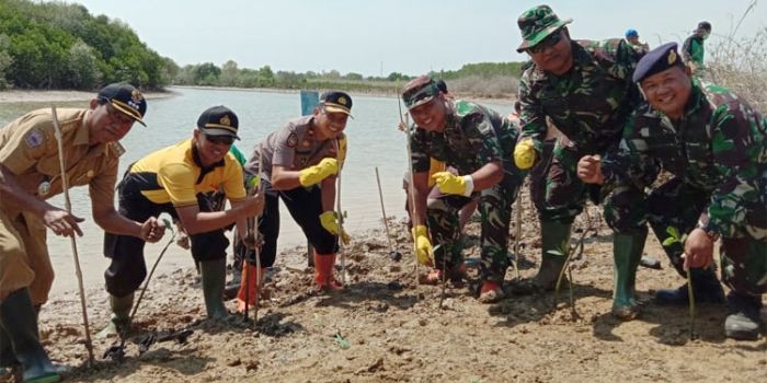 Danlanal Batuporon Letkol Laut (P) Teguh Wibowo (tiga dari kanan) beserta Kapolres Bangkalan AKBP Rama S. Putra (tiga dari kiri) saat menanam Pohon Magrove di Desa Tengket, Kec. Arosbaya.