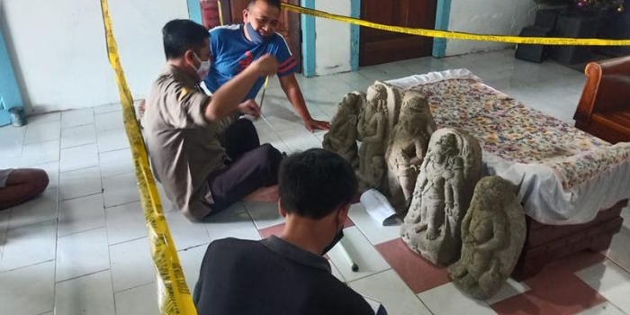 Kabid Sejarah dan Purbakala Disparbud Kabupaten Kediri Yuli Marwantoko (kaos biru), bersama tim saat melakukan pengecekan terhadap lima arca yang ditemukan, Minggu (17/1). (foto: ist).