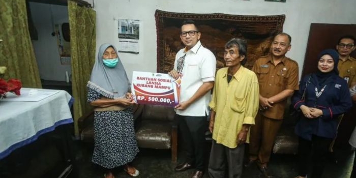 Proses penyaluran bantuan sosial oleh Pemkot Mojokerto kepada Lansia kurang mampu secara door to door