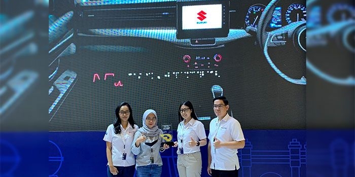 Head of Brand & Digital Marketing PT United Motors Centre (UMC), Yuanita (dua dari kanan) saat menerima penghargaan.
