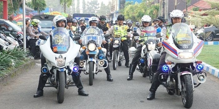 Tampak pasukan gabungan yang terdiri dari PM, Pomal dan Provost Polres Bangkalan berada di depan rombongan konvoi.