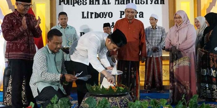 gus-qowim-dampingi-wagub-jatim-resmikan-aula-di-pp-hm-al-mahrusiyah-iii-ngampel