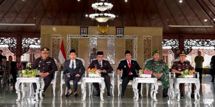Bupati dan Wakil Bupati dalam Peringatan Hari Bela Negara ke-77 di Mandhapa Agung Pendopo Pamekasan 