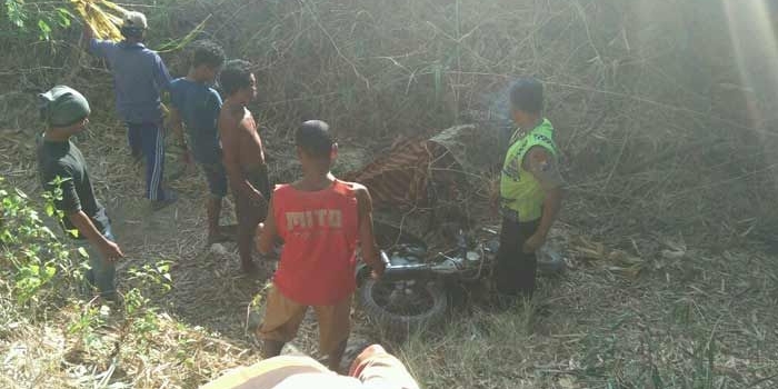 Korban ketika dievakuasi petugas. foto: GUNAWAN/ BANGSAONLINE