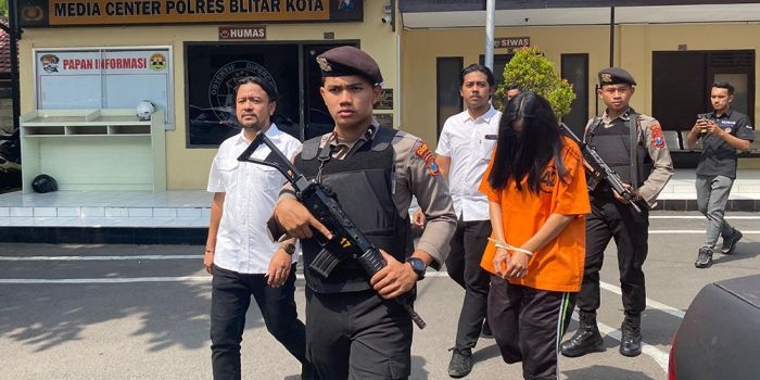 EW, tersangka korupsi BPR Artha Praja Kota Blitar saat hendak dijebloskan ke tahanan.