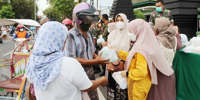 Persit Kartika Chandra Kirana Cabang XXXIII Kodim 0819/Pasuruan bagikan takjil kepada warga tepatnya yang melintas di Jalan Veteran No. 5 Kelurahan Kandangsapi, Kota Pasuruan, Jumat (22/4/2022).