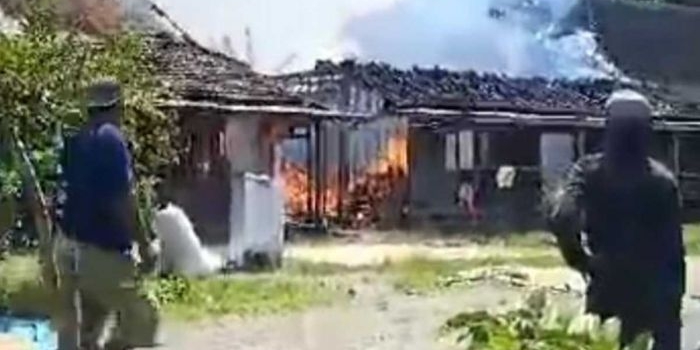 Sejumlah rumah di Desa/Kecamatan Gayam, Kabupaten Bojonegoro, terbakar saat ditinggal pemiliknya sedang memanen padi di sawah, Selasa (26/3/2024). Foto: Kompas.com